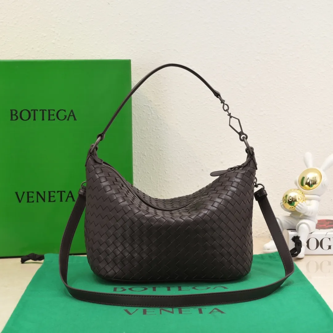 Batch 1260 BV classic women's hand-held shoulder crossbody bag, made of imported sheepskin purely hand-woven, lined with pigskin, equipped with original matte hardware, with long shoulder straps that can be adjusted in length, impeccable workmanship, top-notch craftsmanship, focusing on high-end quality, the first choice for product identification, real-life pictures 👉🏻The color is great👍 Size: 28*18*14 Model: 9843